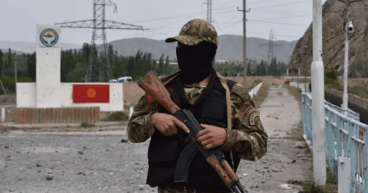 Столкновения на кыргызско-таджикской границе — в Баткенской области началась эвакуация жителей
