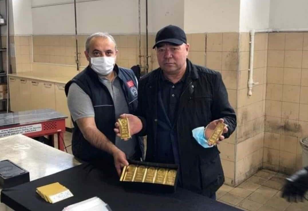 Садыр Жапаров прокомментировал фотографию брата с золотыми слитками