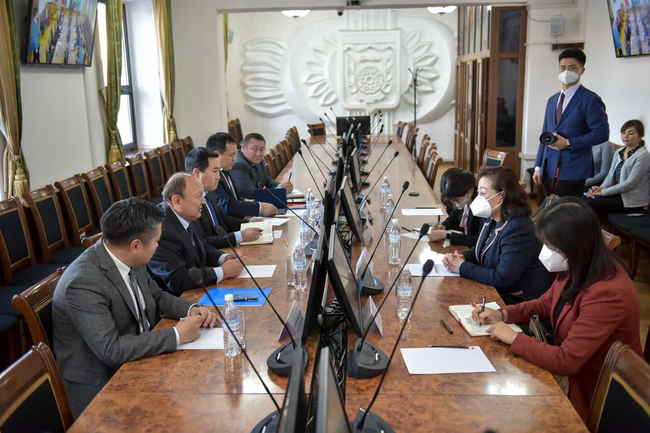 Мэр Бишкека попросил посла Китая ускорить прохождение 120 автобусов через границу