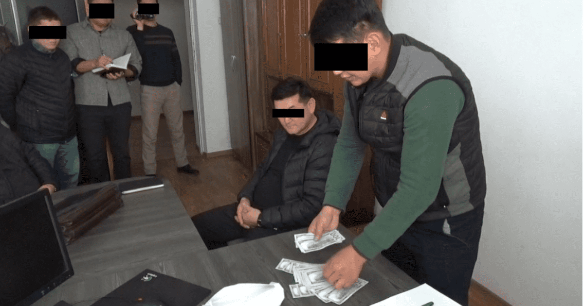 Директор каракольского филиала «Кыргызтеплоэнерго» задержан за дачу взятки в $5 тысяч