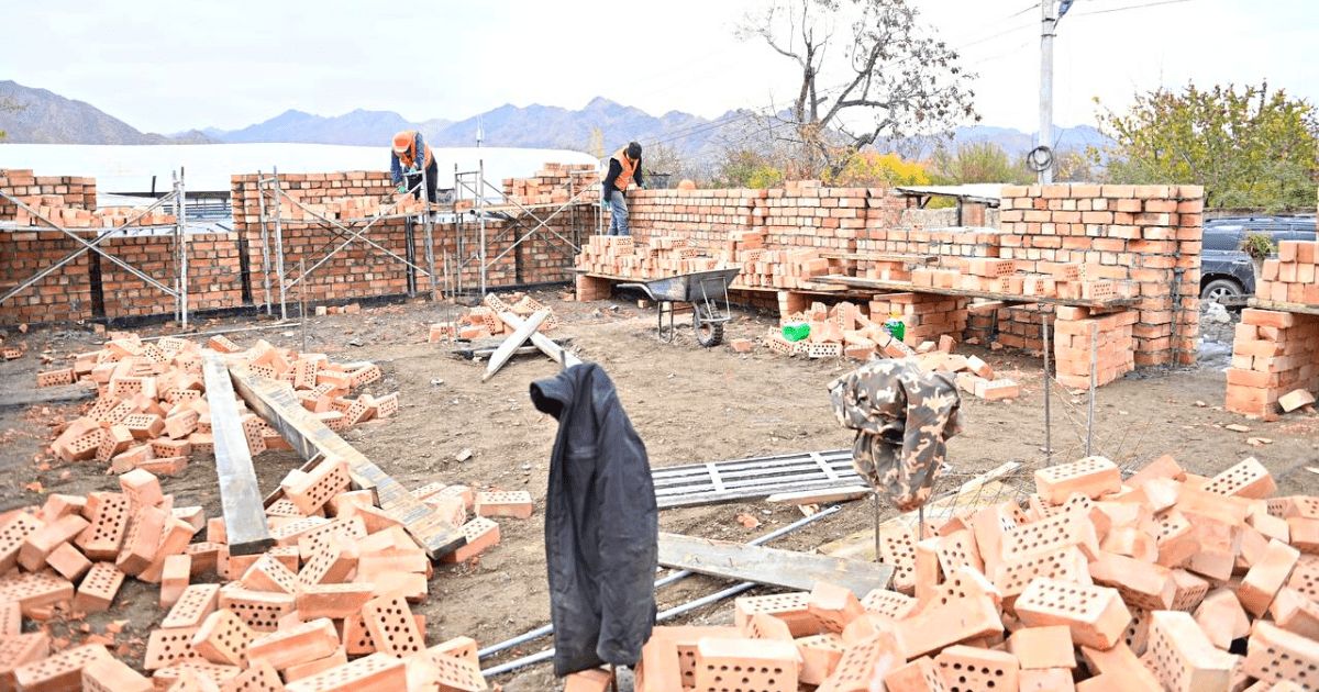 Возведены стены всего лишь 21 дома в рамках восстановления жилья баткенцам