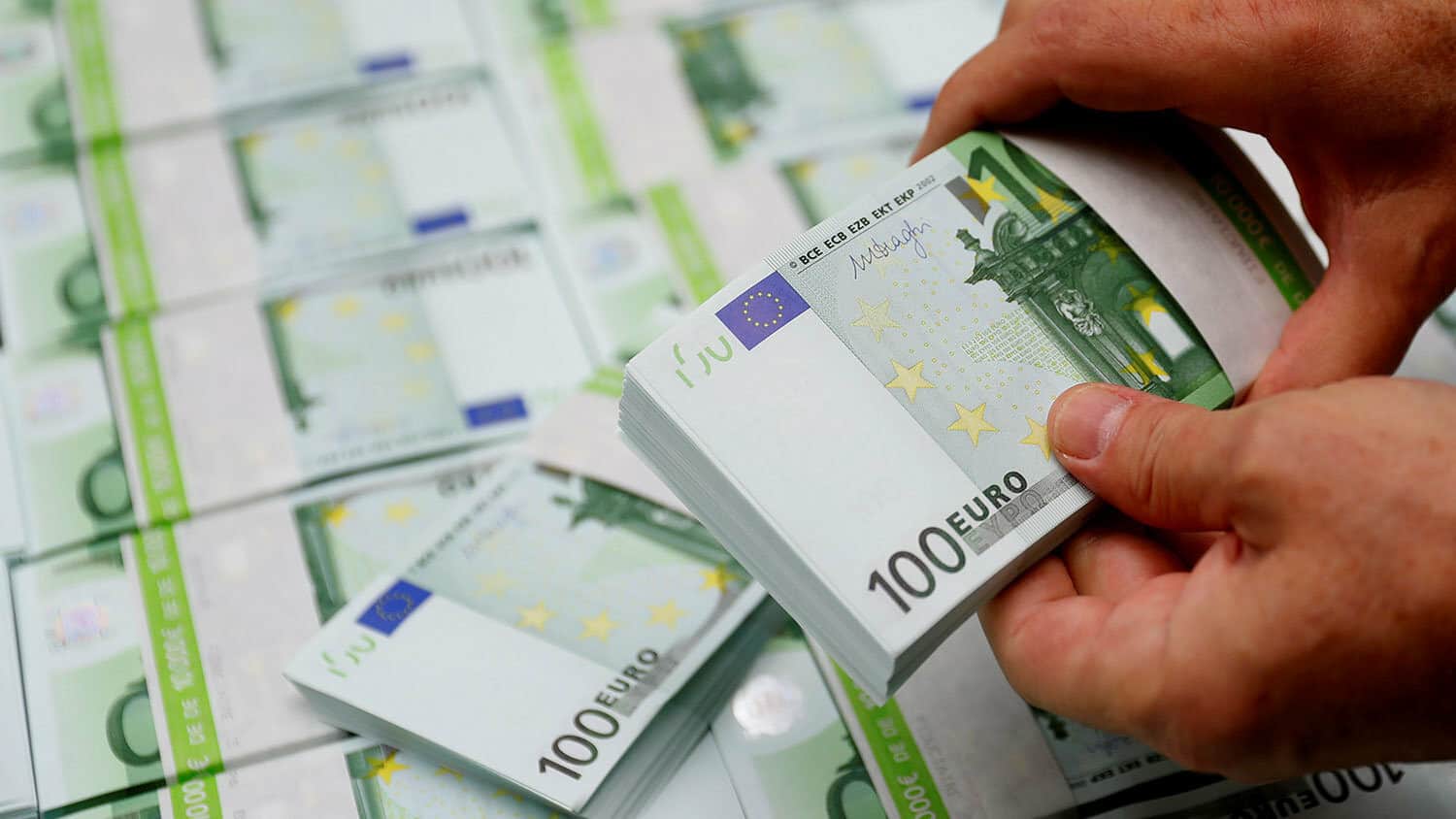 Официальный курс евро перевалил за 90 сомов