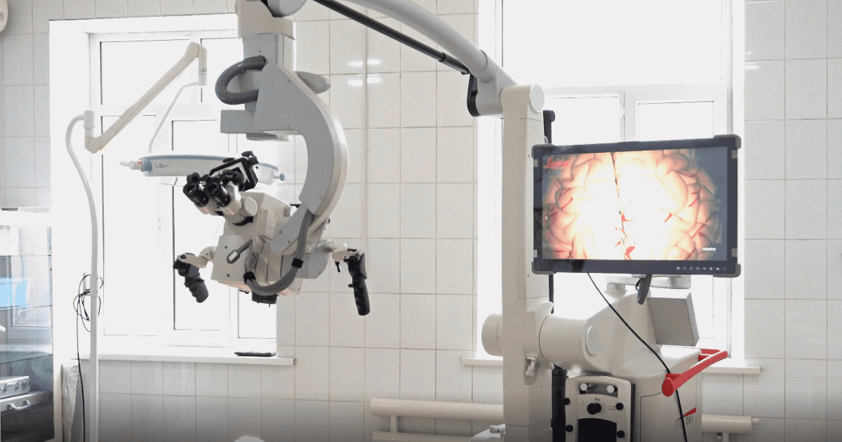 «Кумтор» передал Нацгоспиталю нейрохирургический микроскоп за 35 млн сомов