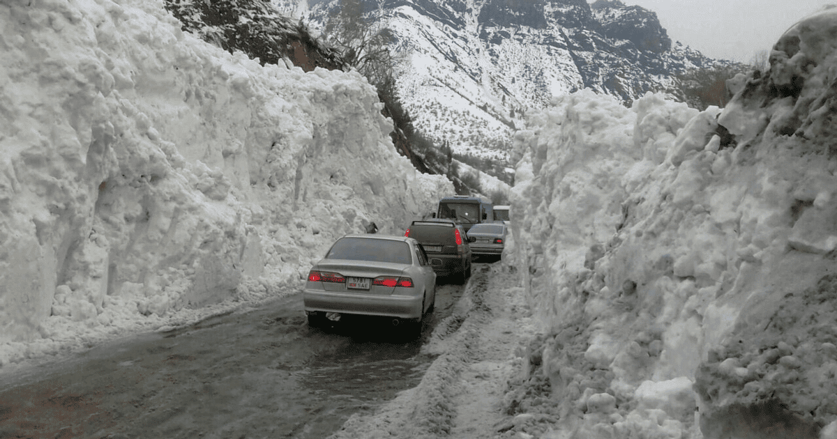 Ограничено движение машин на дороге Бишкек – Ош из-за схода лавины