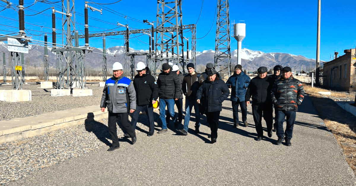 Министр энергетики ознакомился со строительством солнечной электростанции на Иссык-Куле