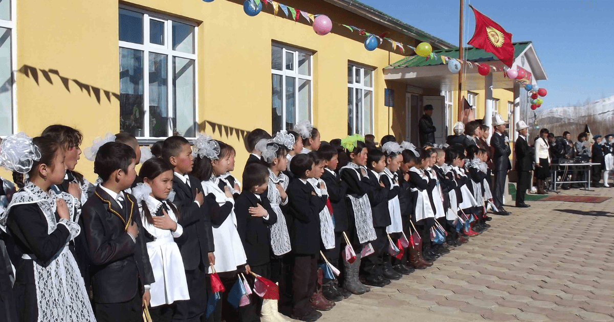 Садыр Жапаров призвал прекратить поборы в школах