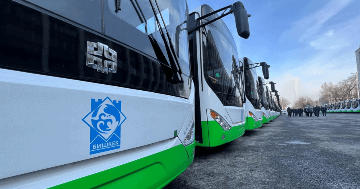 Садыр Жапаров принял долгожданные автобусы из Китая — и передал их Бишкеку