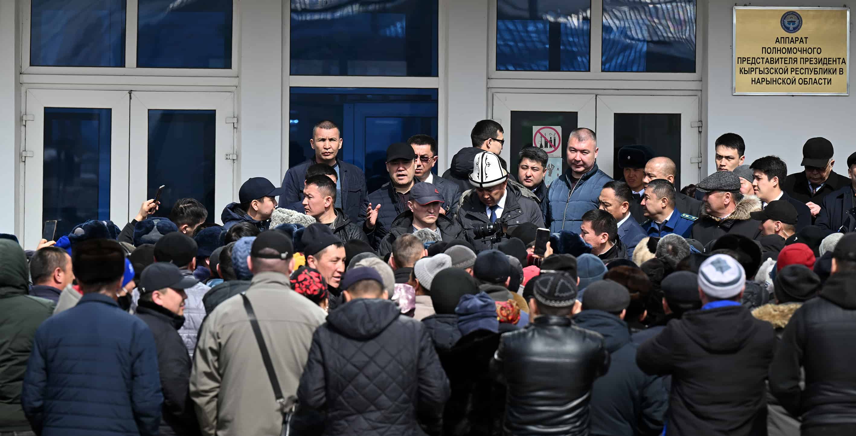 Толпа людей собралась в Нарыне из-за приезда Жапарова — он провел с ними встречу