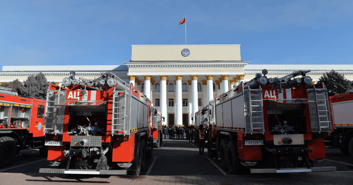 В Бишкек из России прибыла спецтехника — 40 пожарных машин для МЧС