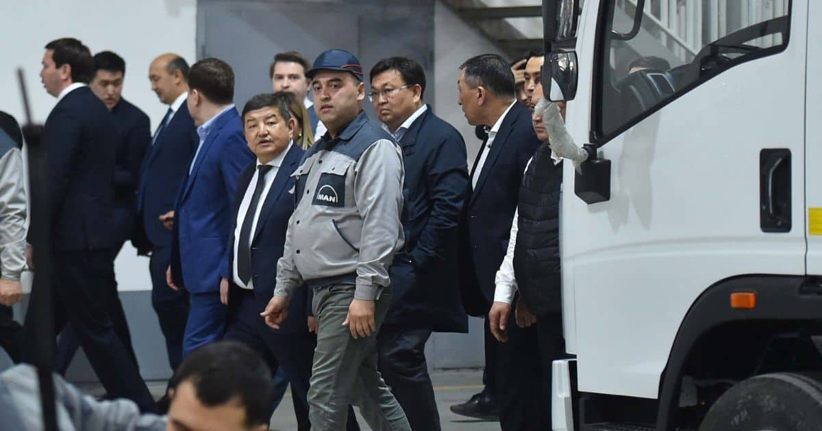 Акылбек Жапаров посетил автозаводы Самарканда
