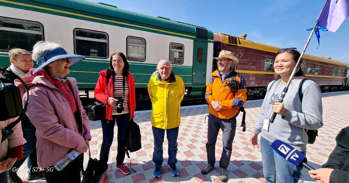 Более 60 туристов из Европы прибыли в Бишкек на поезде
