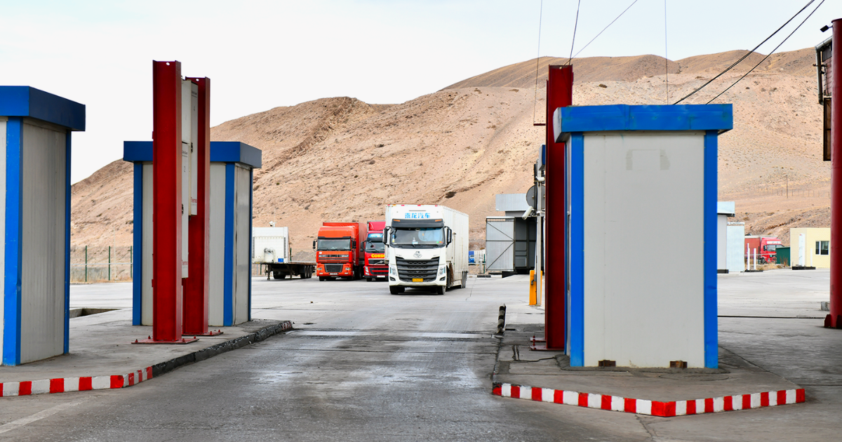 Две компании в Ошской области вымогали деньги с водителей грузовиков за пропуск через КПП