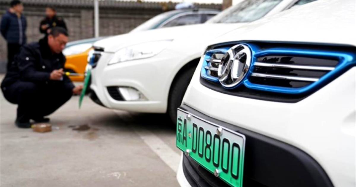 В Кыргызстане предлагают в два раза снизить штрафы водителям электромобилей и машин с зелеными номерами