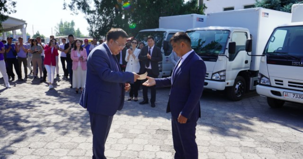 УКФР передал в лизинг компании «Шоро» 20 грузовиков Isuzu