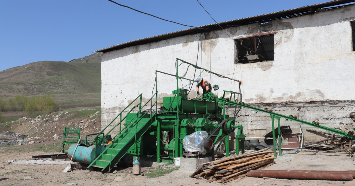 Житель села Курмонту Иссык-Кульской области строит кирпичный мини-завод