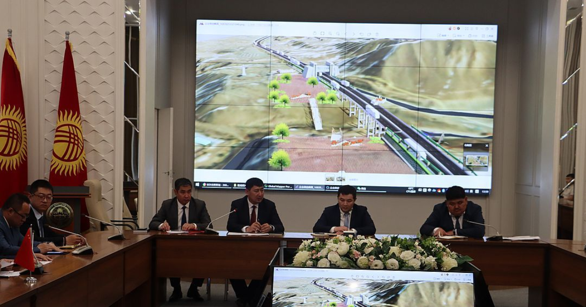 Кыргызстан и Китай обсуждают расширение автодороги через Иркештам