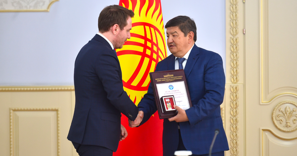 Кабмин наградил грамотами юркомпанию, которая помогла победить в иске по делу Megacom изображение публикации