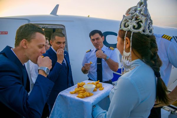 В аэропорту Иссык-Куля с кыргызским гостеприимством встретили первый рейс из Ташкента изображение публикации