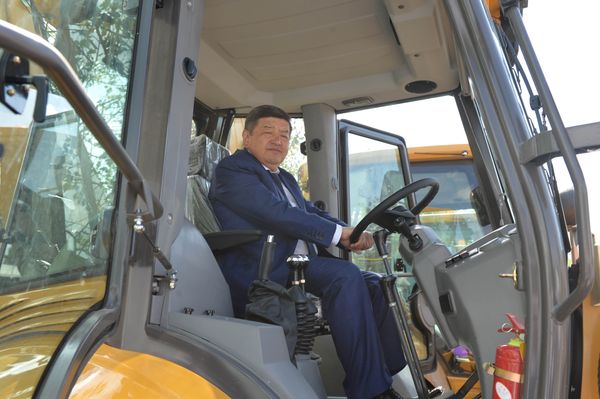 "Покупка техники за счет бюджета говорит о том, что мы идем по пути развития", - Акылбек Жапаров изображение публикации