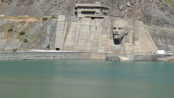 Директор НИИ ирригации КР связал заторы на границе с Казахстаном с прекращением подачи воды из Кыргызстана изображение публикации