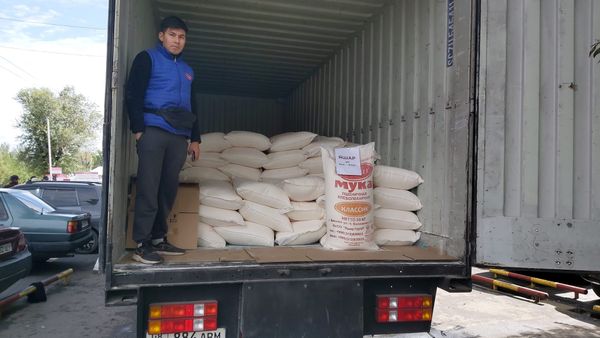 Минэконом определил цену на муку в пределах 1500 сомов за мешок - в Бишкеке на ярмарках ее продают по 30 сомов за килограмм изображение публикации