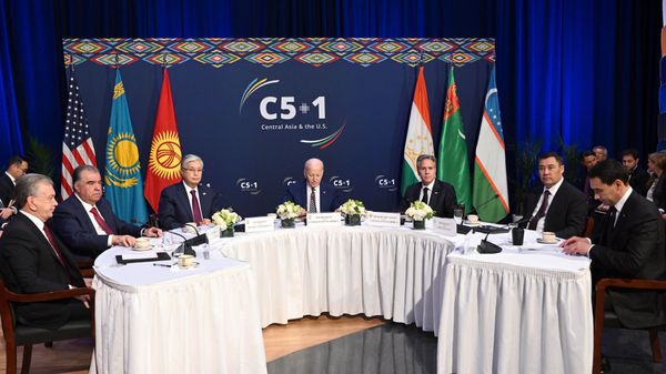 Садыр Жапаров попросил США помочь с поисками инвесторов, которые обменяют госдолг КР на реализацию "зеленых" проектов изображение публикации