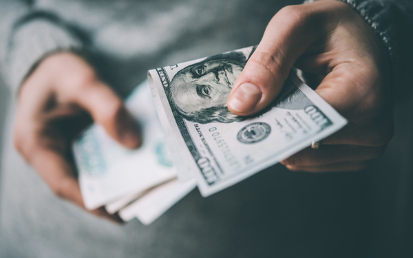 Нацбанк призвал кыргызстанцев не обменивать валюту через мессенджеры и соцсети изображение публикации