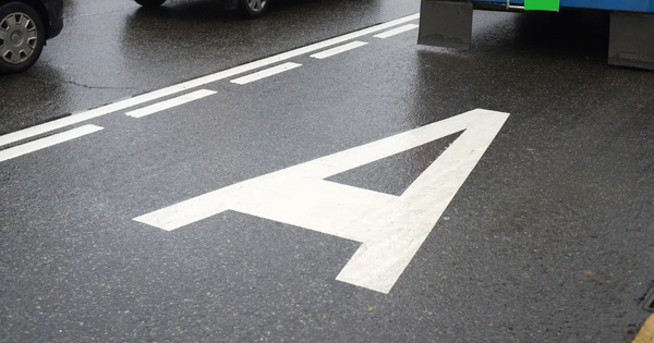 В Бишкеке на улице Байтик Баатыра появилась выделенная полоса для общественного транспорта изображение публикации