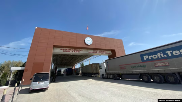 На границе с Казахстаном скопилось более 400 грузовиков - пограничники назвали причину изображение публикации