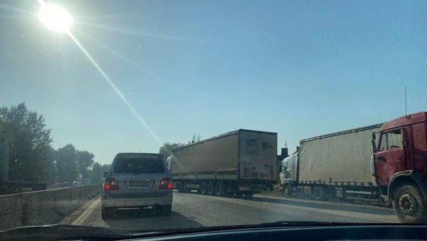 На границе с Казахстаном скопилось около 600 машин изображение публикации