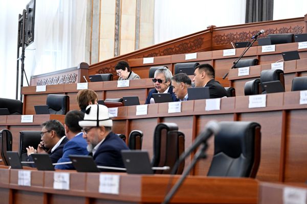 ЖК принял три законопроекта по реконструкции автодороги Суусамыр - Талас - Тараз во втором чтении изображение публикации