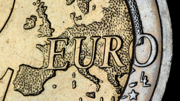 Рубль второй день подряд растет в цене на 1.3%, евро дороже 95 сомов - официальные курсы валют изображение публикации