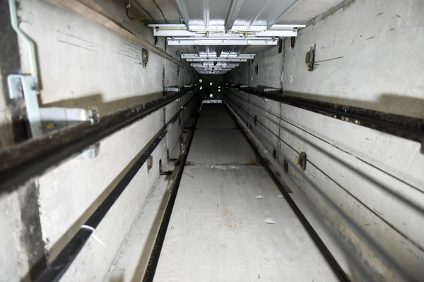 "Большой металлический гроб". Бишкекчан заставляют брать на баланс лифты без тревожной кнопки и вентиляции изображение публикации