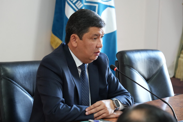 Увольнять нарушителей ПДД и грубиянов, усилить внедрение безналички — мэр Бишкека провел совещание по общественному транспорту изображение публикации