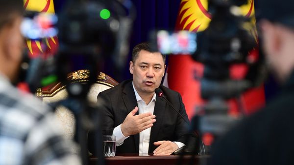 Садыр Жапаров поздравил журналистов с Днем печати, но не упомянул закон о СМИ изображение публикации