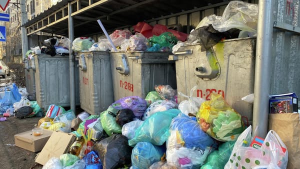 Для бишкекчан хотят внедрить график выноса мусора – с семи часов вечера до полуночи изображение публикации