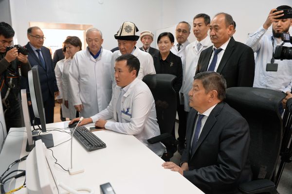 Акылбек Жапаров проинспектировал нацгоспиталь — осмотрел купленное за счет госбюджета и гранта ВБ медоборудование изображение публикации