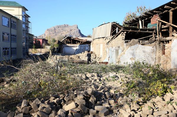 На территории школы в Оше незаконно построили девять домов — их снесли (фото) изображение публикации
