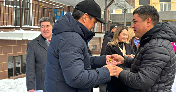 В Бишкеке передали ключи от квартир, полученных в госипотеку изображение публикации