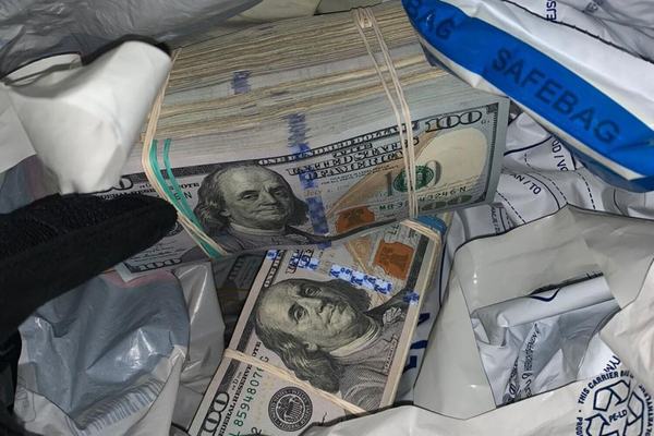 Валютчики из Намангана пытались вывезти из РУз в Кыргызстан почти $600 тысяч изображение публикации