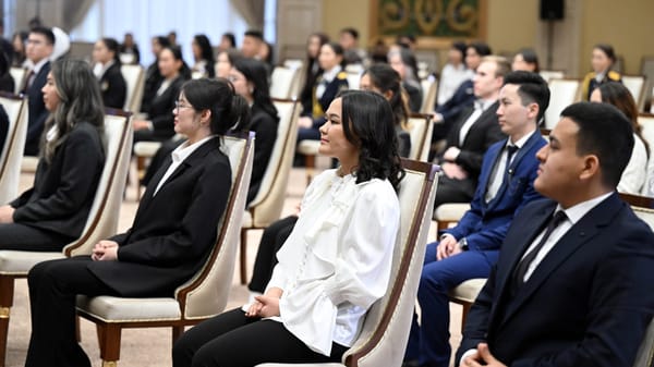 Садыр Жапаров вручил президентские стипендии 75 молодым кыргызстанцам изображение публикации