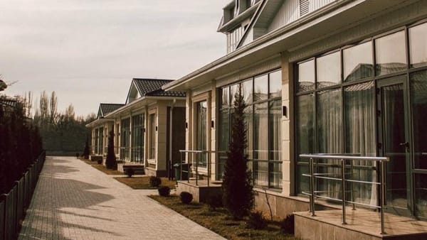 Местные предприниматели угрожали инвестору связями с Кольбаевым и отобрали его имущество на Иссык-Куле изображение публикации