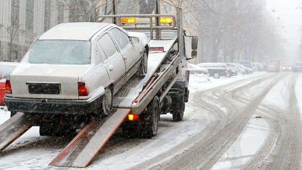 Мэрия закупит десять эвакуаторов для борьбы со стихийной парковкой в Бишкеке изображение публикации