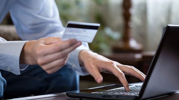 Сколько денег кыргызстанцы перевели на родину за десять месяцев 2023 года? Статистика НБ КР изображение публикации