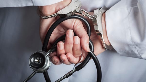 Заведующая ЦСМ в Оше вымогала деньги у пациентов изображение публикации