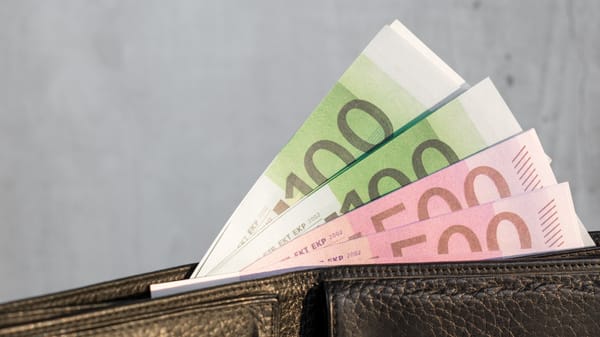 Курс валют на Моссовете: евро вновь дороже 98 сомов изображение публикации