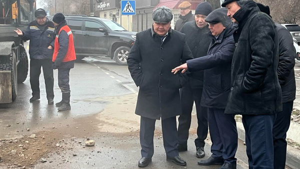 На востоке Бишкека прорвало старый трубопровод – глава Минэнерго взял ситуацию под контроль изображение публикации