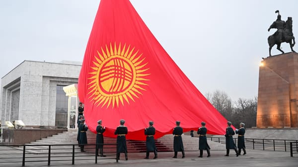 "Возникла путаница". Власти КР признали ошибку с поднятием на площади Ала-Тоо "неправильного" флага изображение публикации