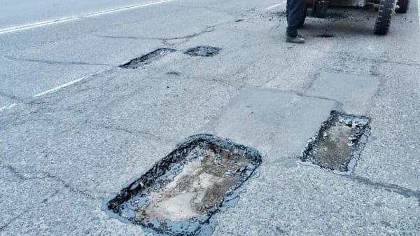Мэрия Бишкека затеяла ямочный ремонт на центральных улицах столицы – фото изображение публикации
