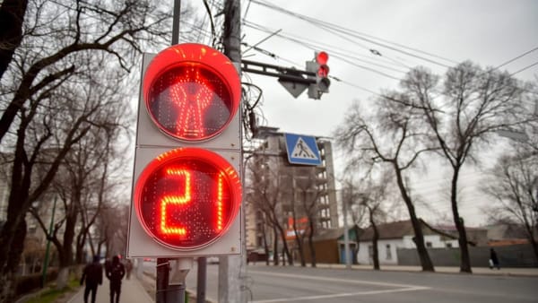 В Бишкеке начали устанавливать "умные" светофоры изображение публикации